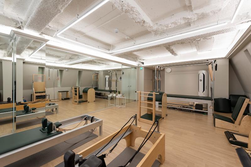 简约 37 坪白色与木质调的明亮健身房设计-2