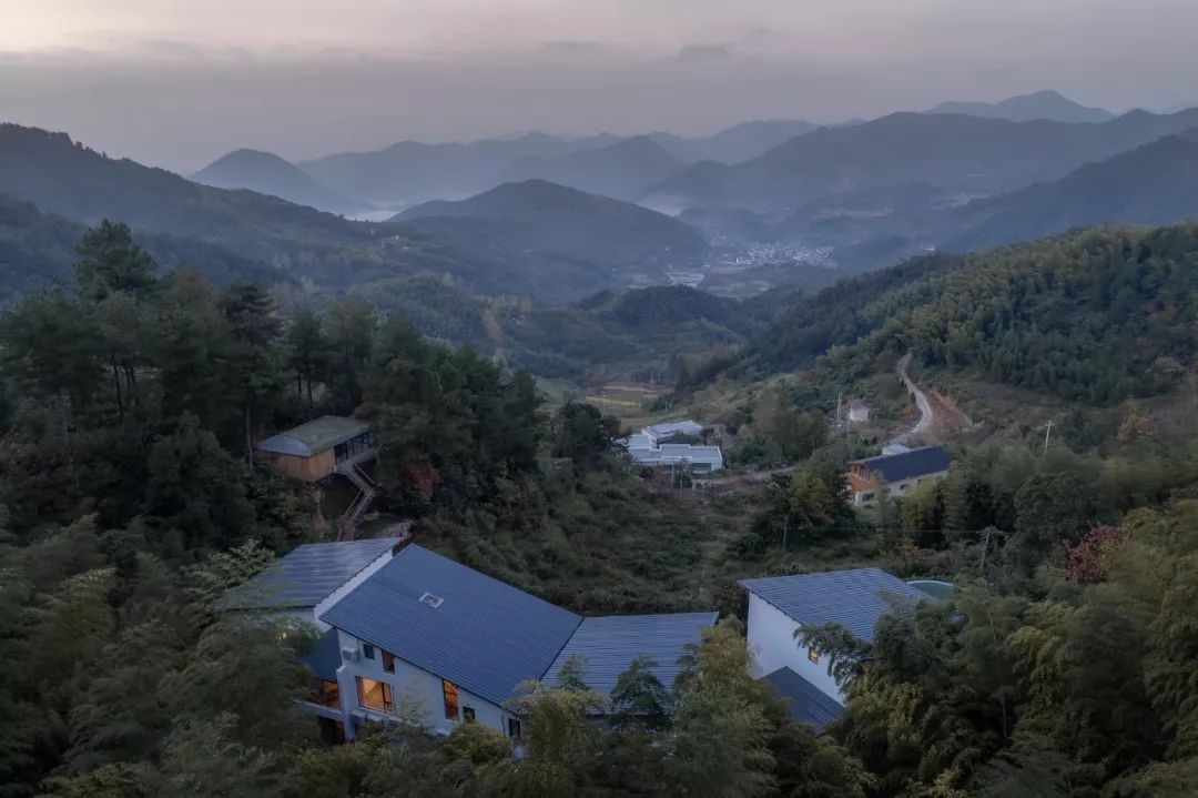 民宿设计，不论是重建或扩建、运用设计的加法或减法、还是采用在地材料，不仅能使荒废破旧的乡下老宅焕然一新，也能重塑一方水土。-71