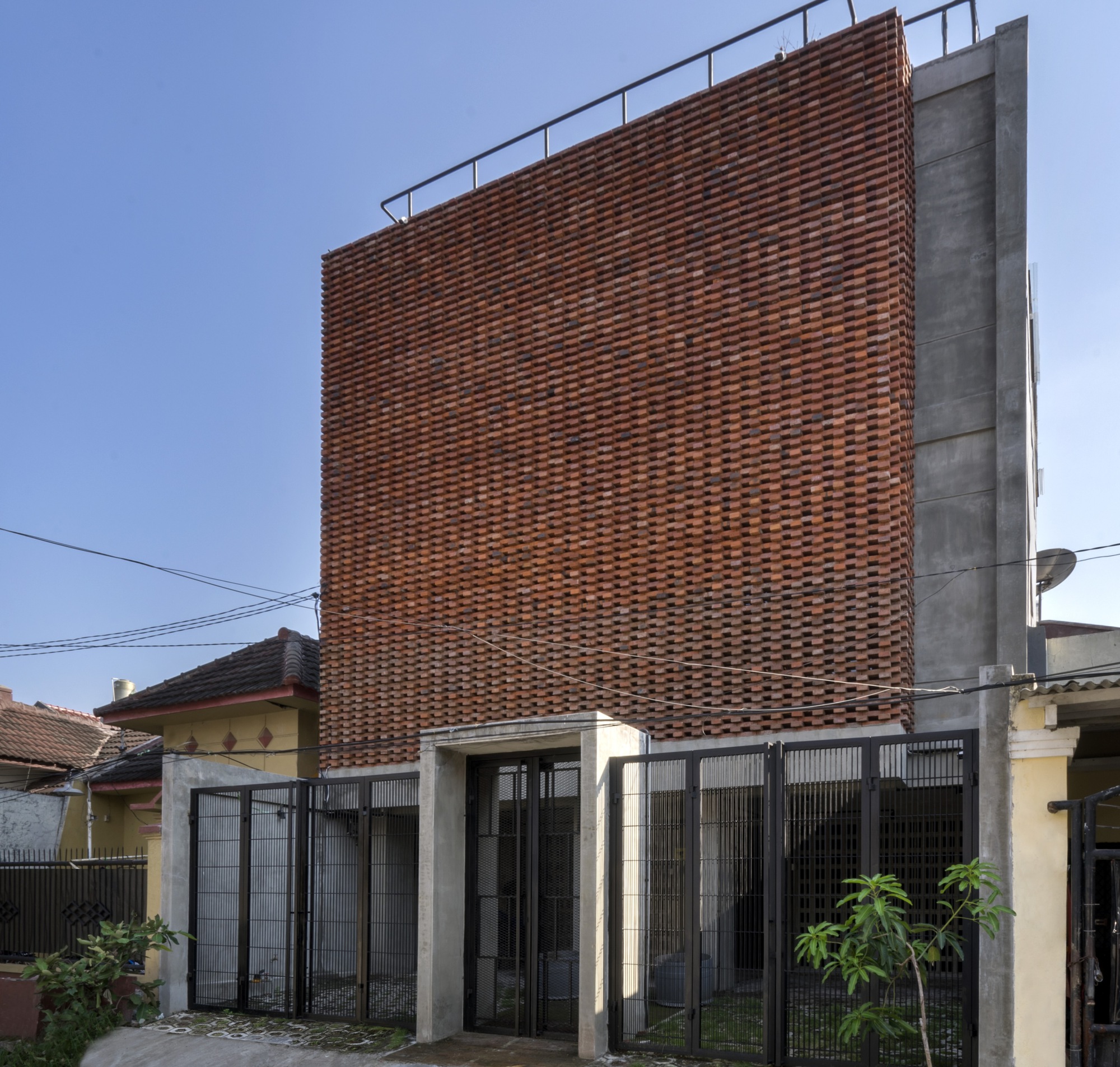 Permeable Junction Boarding House / Andyrahman Architect-25