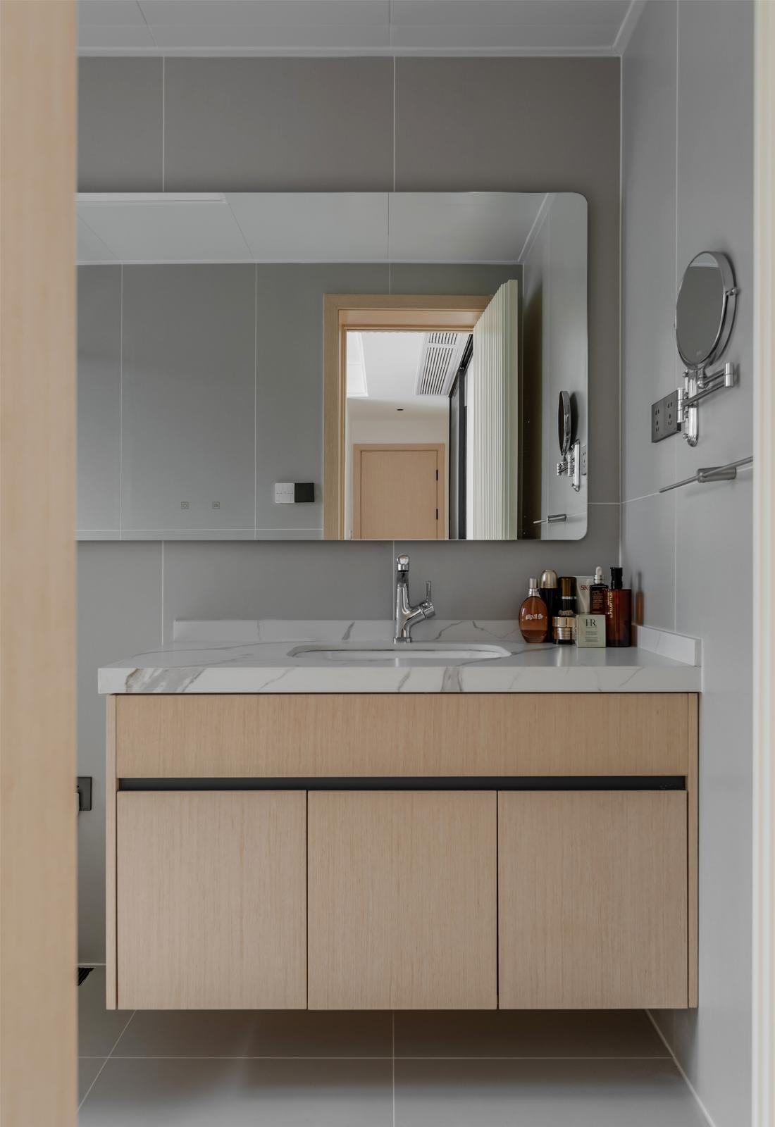 悬浮吊顶与多功能空间 · 现代温馨家居设计-24