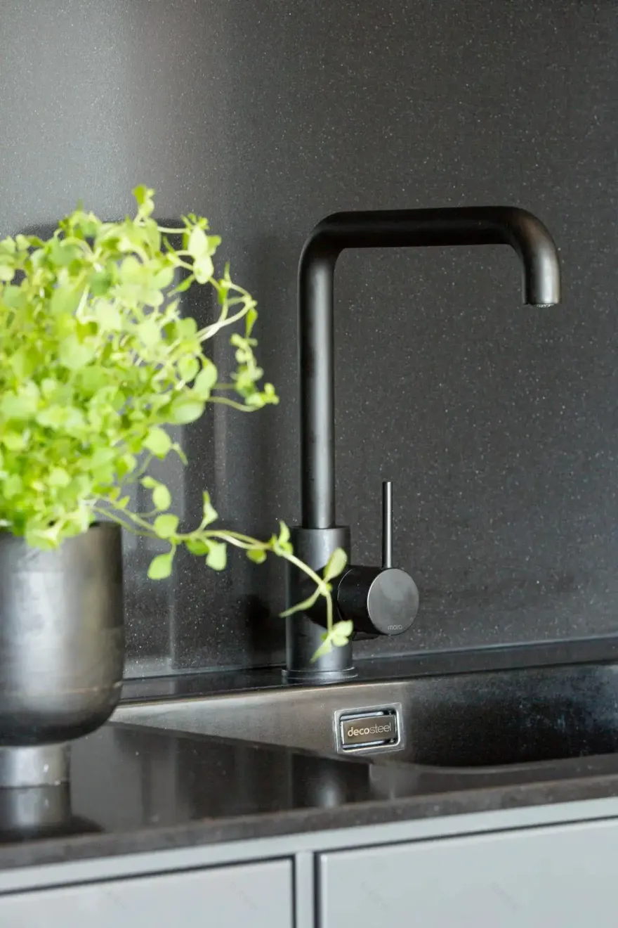 瑞典 63m2 小户型公寓的暗色调设计魅力-7