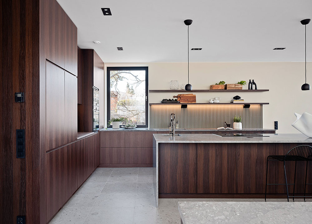 瑞典现代别墅 | 优雅内饰与夕阳美景的完美融合-8