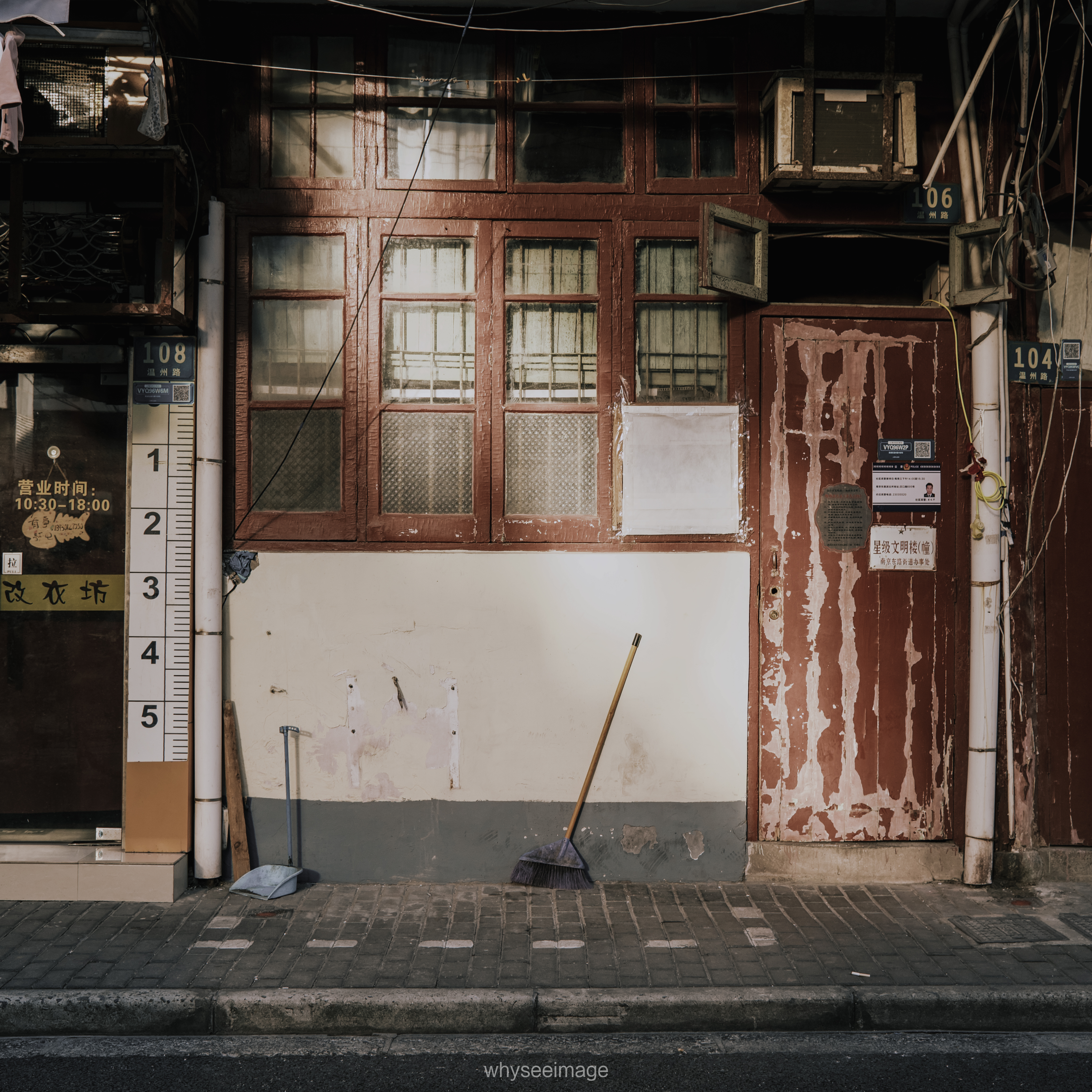 影子躺在地面上 · 不如回到街头丨中国上海丨whyseeimage-34