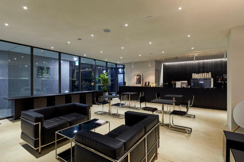 26 平现代简约咖啡厅设计 | 黑白色调的精致空间-8