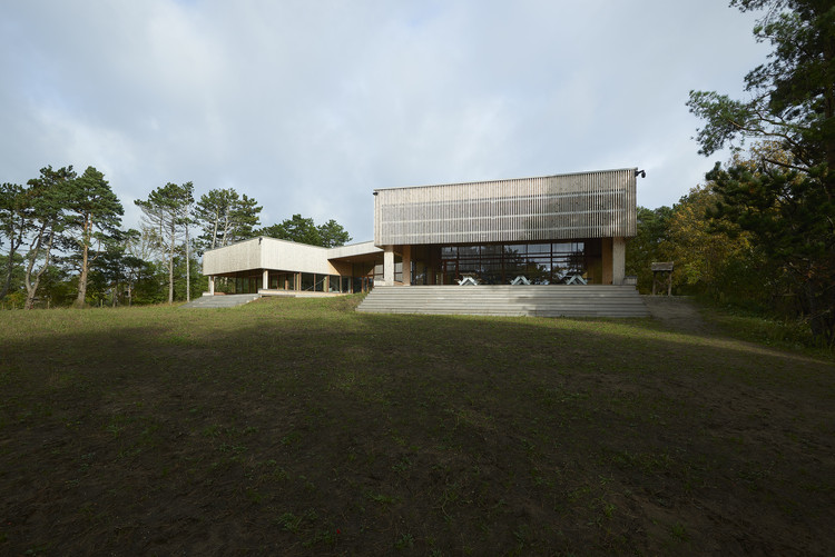 丹麦 Jomsborg 男女童子军设施,融入自然景观的木质建筑-6