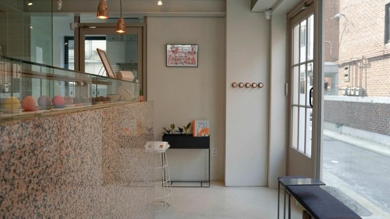 首尔十坪高级现代甜品店设计-7