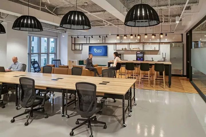 波士顿 DraftKings 梦幻体育博彩总部,活力四溢的现代办公空间-12