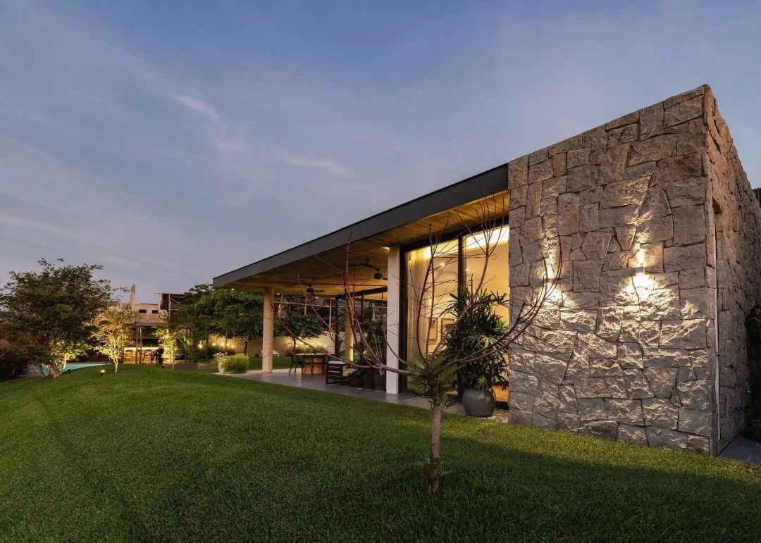 厄瓜多尔 6M 别墅 | 融入自然的简约空间-23