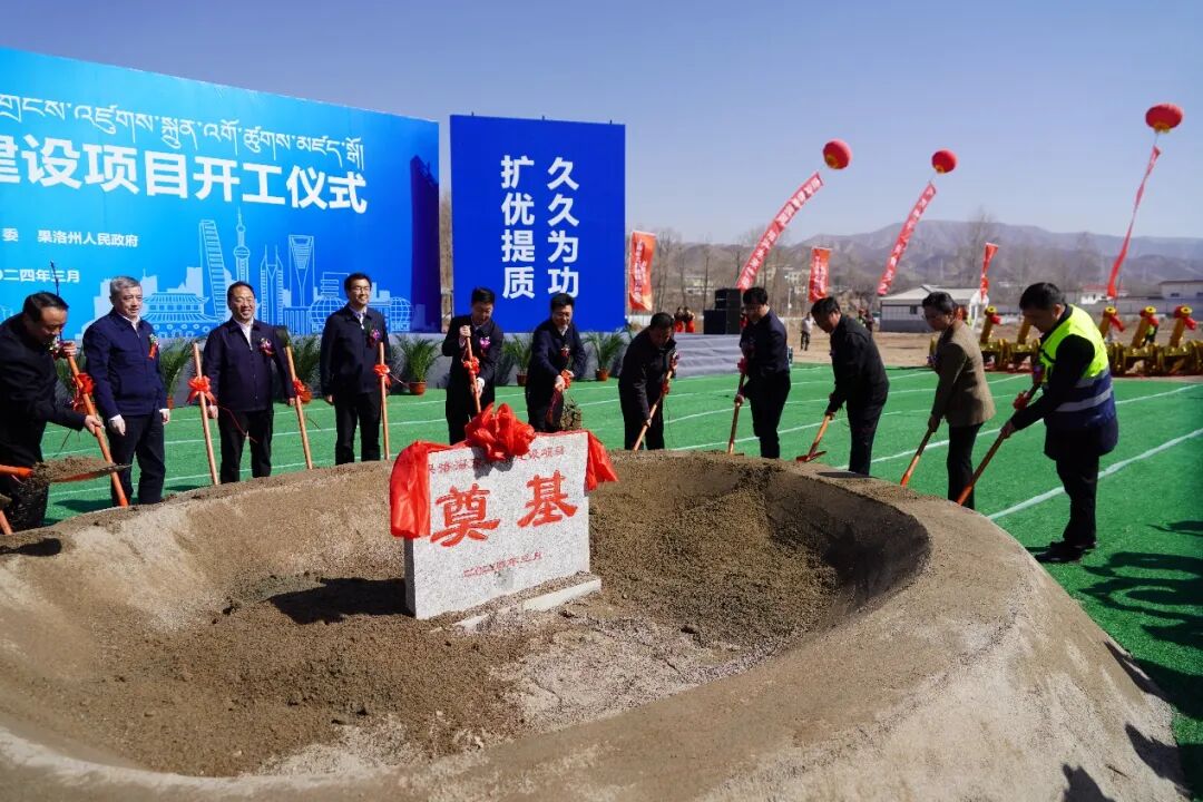 龚正率上海市代表团考察上海建工七建集团青海果洛海东中学项目-14