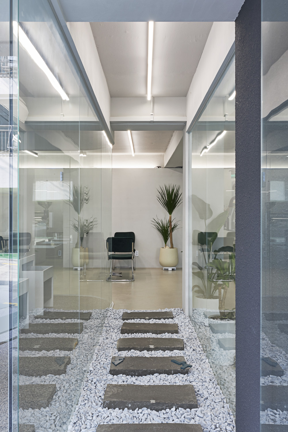 绿色环保，现代简约的 24 小时咖啡厅设计-18