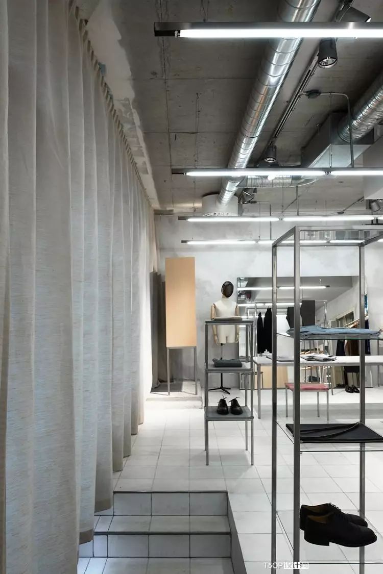 低调休闲时装零售店室内设计-5