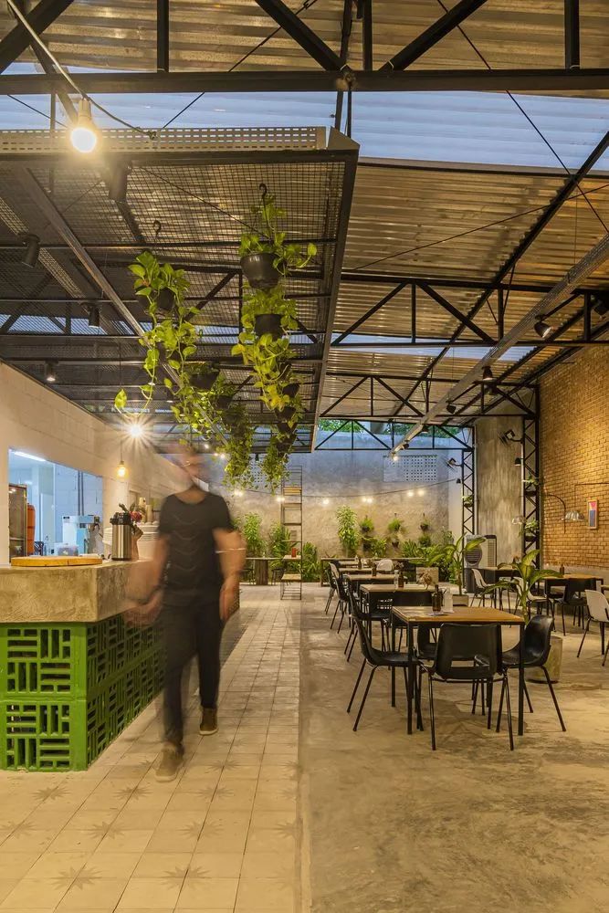 Descoberta 咖啡馆 | 工业风改造，融入街道的惊喜空间-11