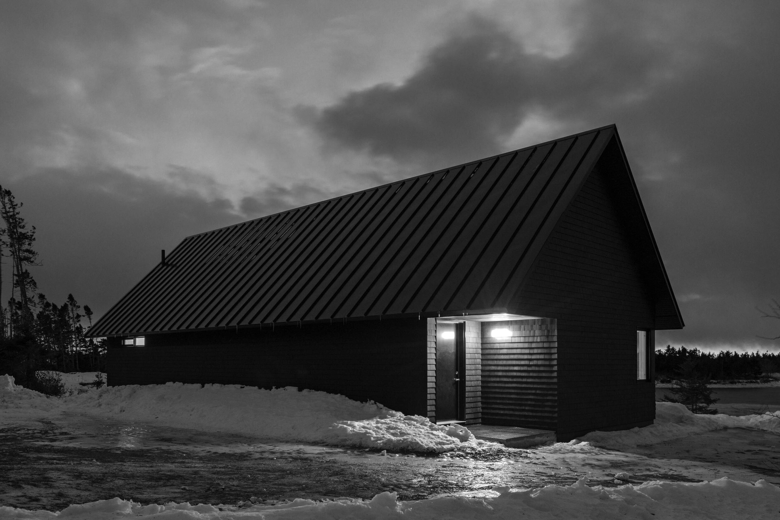 黑三角屋· OG （注：Gables常见义为三角墙 ，Black Gables可理解为有黑色三角墙之类建筑特点的地方，直译为黑三角屋 ；OG若在这里不清楚是否为某个特定品牌、名称、术语等的缩写，在无更多背景时保留） 丨加拿大丨Omar Gandhi,Peter Braithwaite-8