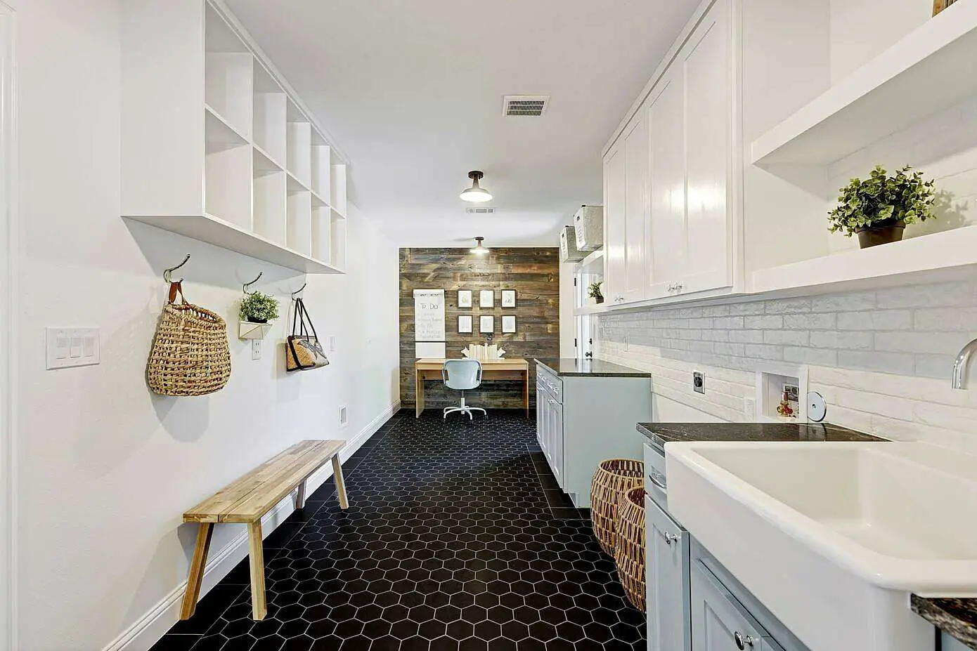 个性墙纸打造独特餐厅,翻转德州住宅视觉体验-17