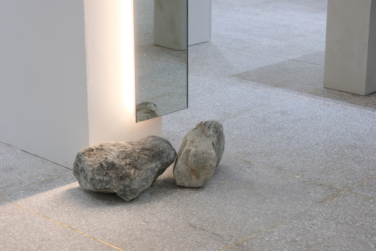 白色调高级氛围的 30 平米小户型设计-16