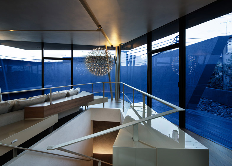 东京“黑棺材”住宅,封闭外表下的明亮空间-25