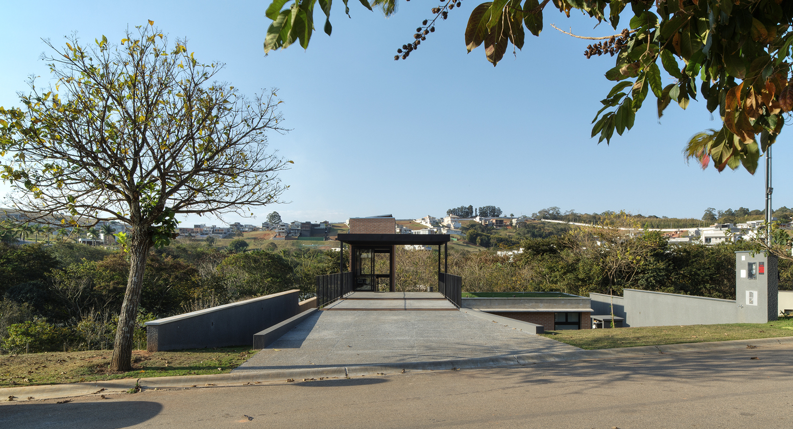 巴西 Centro Arquitetura APF House，融入自然的别墅设计-13