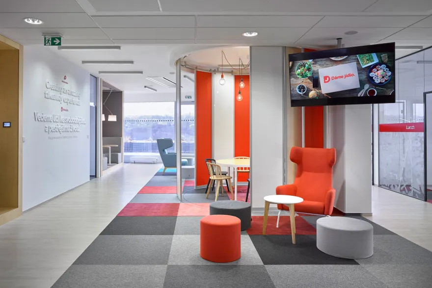 灵活办公空间,美食公司 Dáme jídlo 的年轻创意设计-13