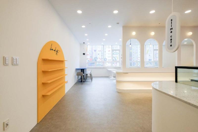 30 平小空间大变身，明亮多彩的咖啡厅设计-5