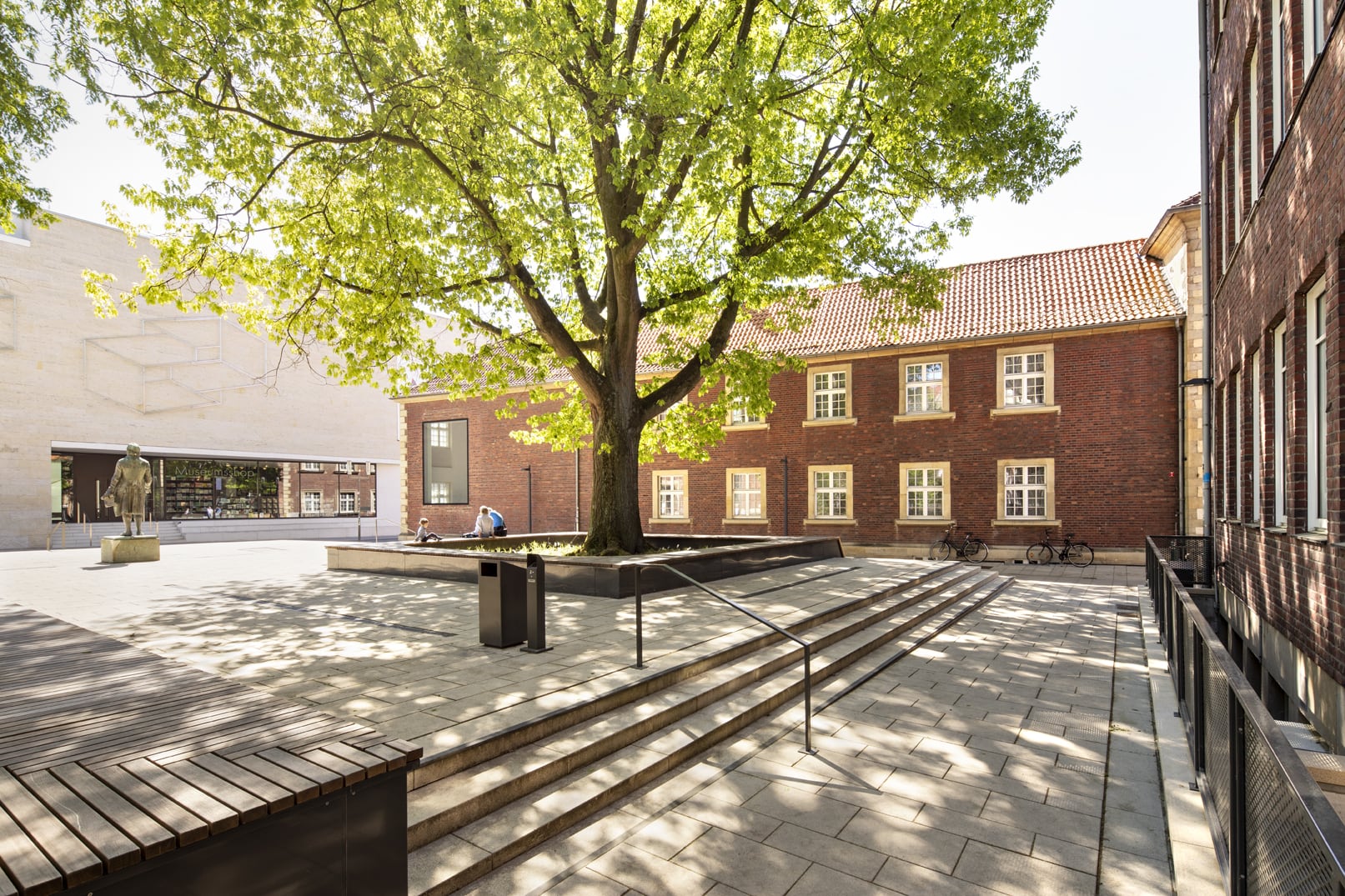 德国明斯特 Fürstenberghaus 广场——古树下的城市绿洲-5