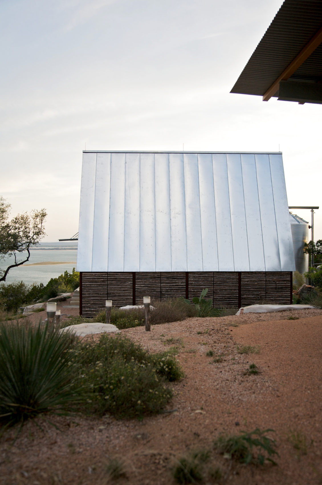 Simple House with Privileged Views-3