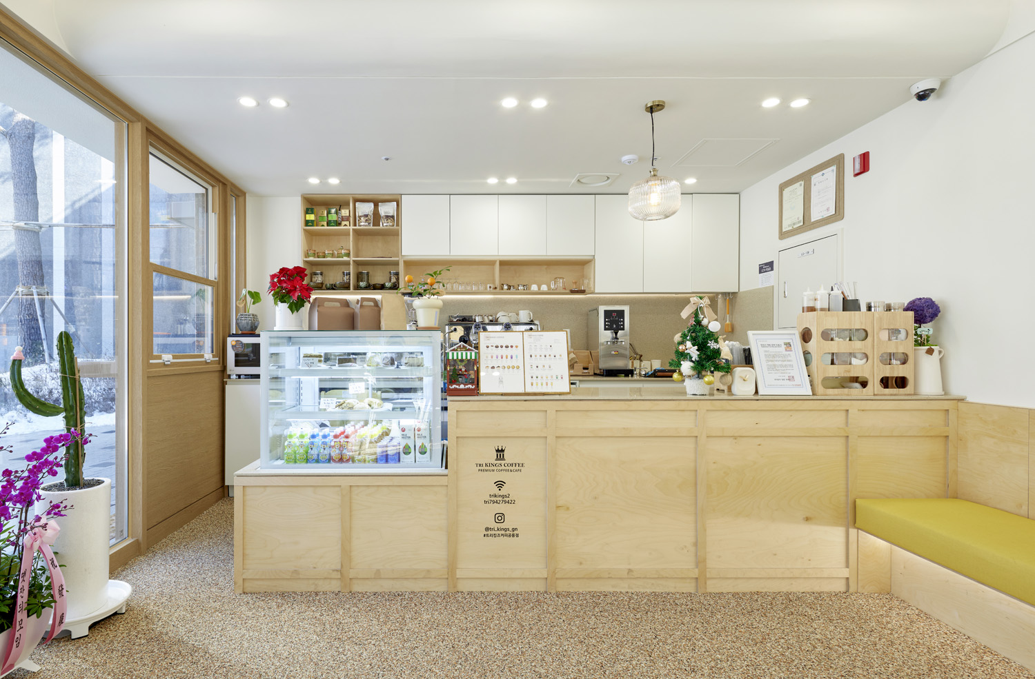 8 坪极简咖啡厅 | 白色与木色的完美融合-4