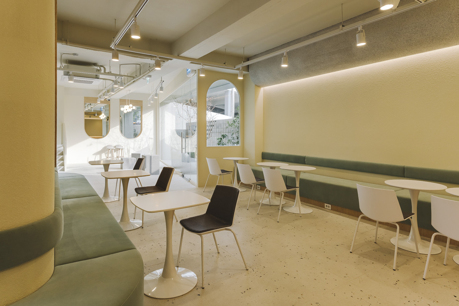 90 平米白色&木纹现代咖啡厅设计-12