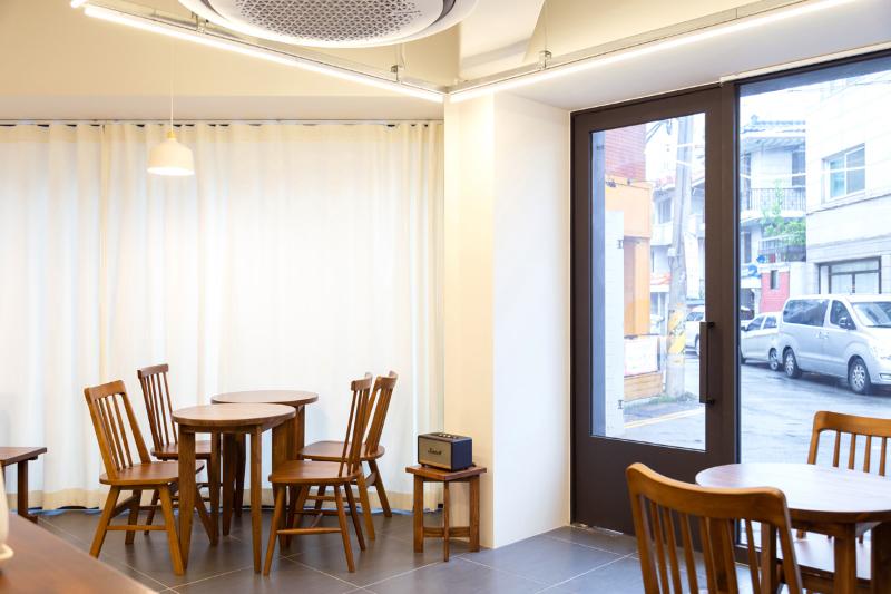 18 坪舒适空间，白色调与灰色点睛的咖啡馆设计-10