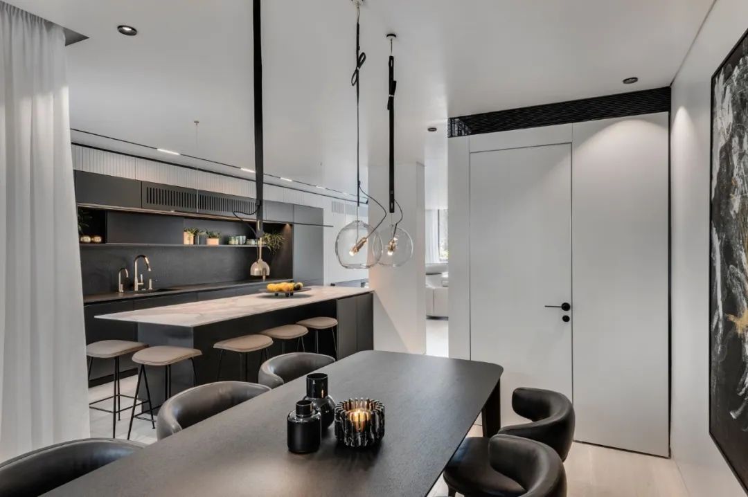 Aviram Kushmirski 打造轻奢风空间，黑白色调与实木地板的完美搭配-38