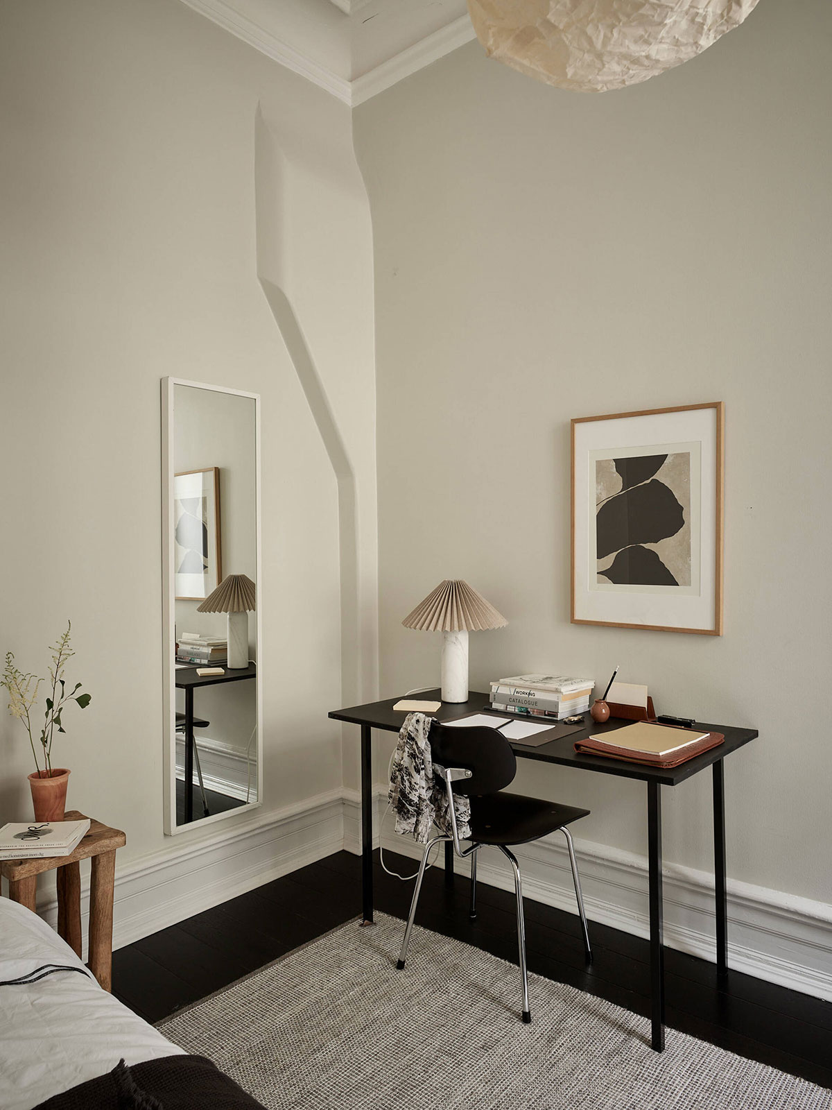 黑色地板和柔和的女性化装饰：哥德堡的宜人公寓-17