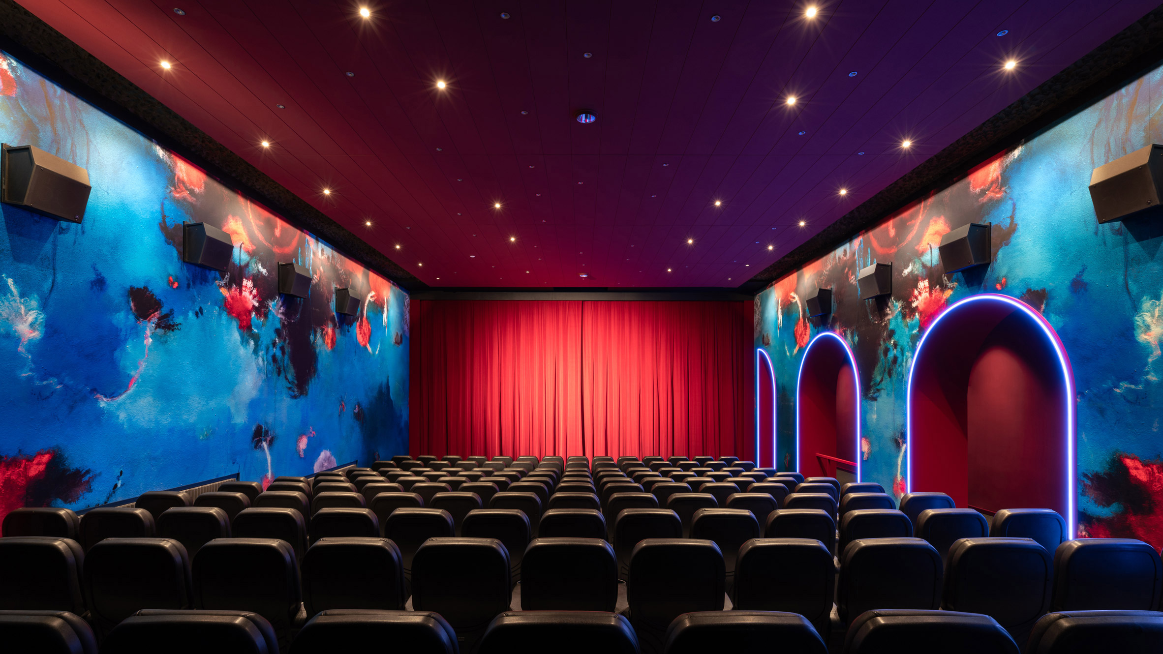 柏林艺术影院 Blauer Stern 翻新,霓虹灯与饱和色彩的视觉盛宴-0