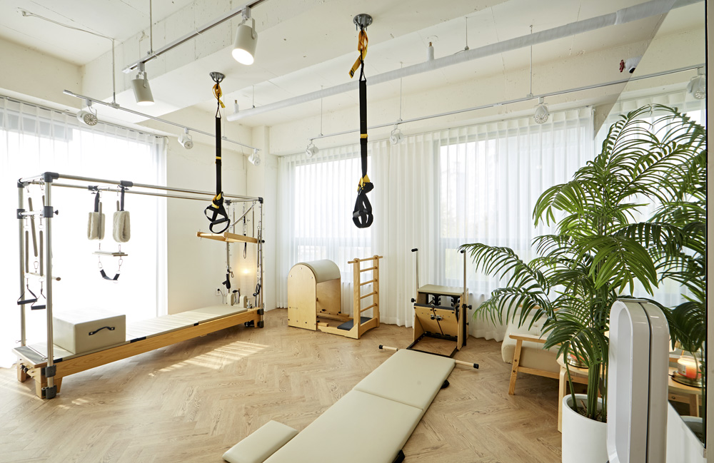 温馨舒适，20 平米白色与木质调的惬意空间-6