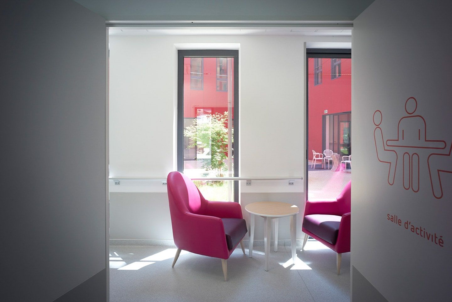 蒙莫朗西养老院

注：EHPAD是法语Établissement d'Hébergement pour Personnes Âgées Dépendantes的缩写，意为失能老人接待机构 ，通俗来说就是养老院Montmorency是一个地名，音译为蒙莫朗西 丨MyanmarMon-33