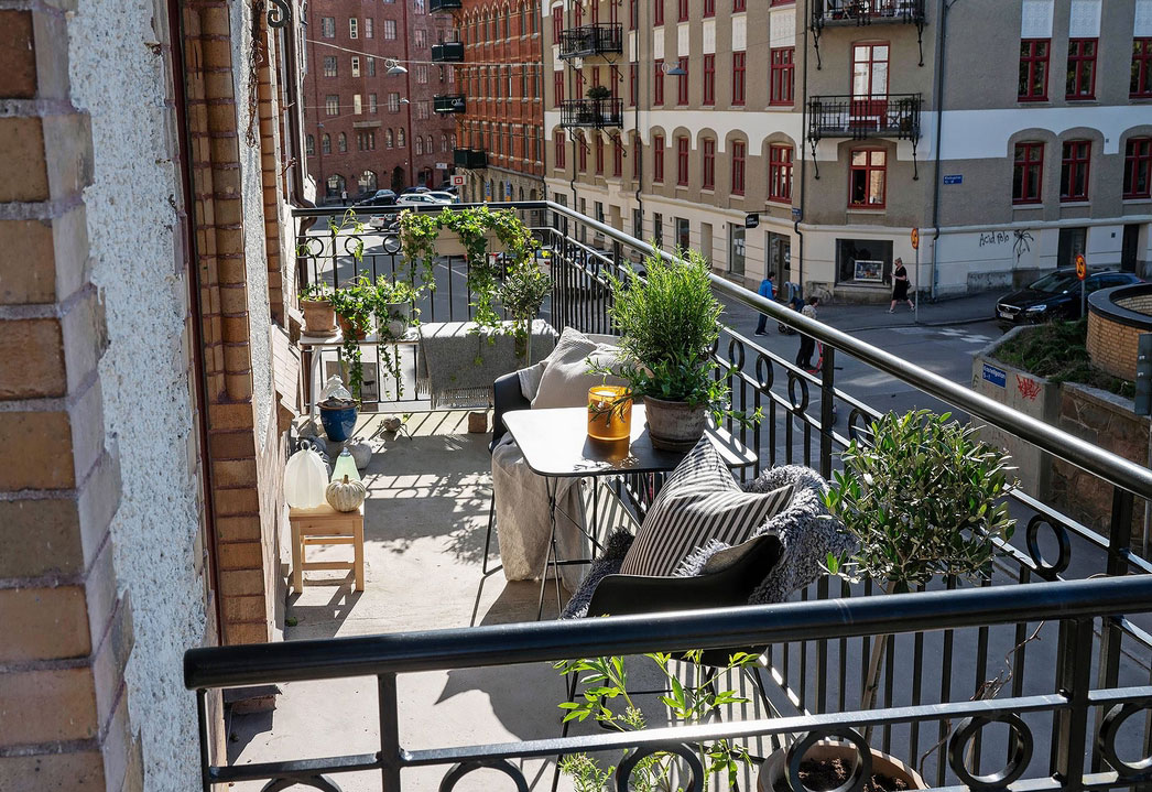 斯堪的纳维亚风格公寓的亮丽条纹沙发-10