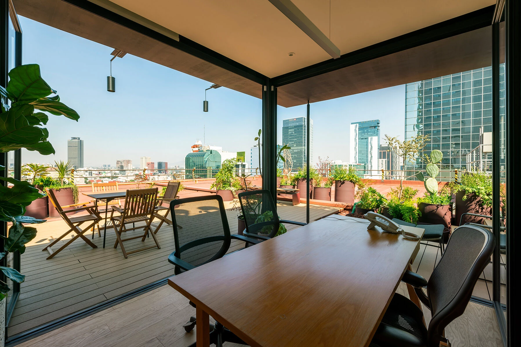 墨西哥城繁忙大道上的空中办公室改造-39