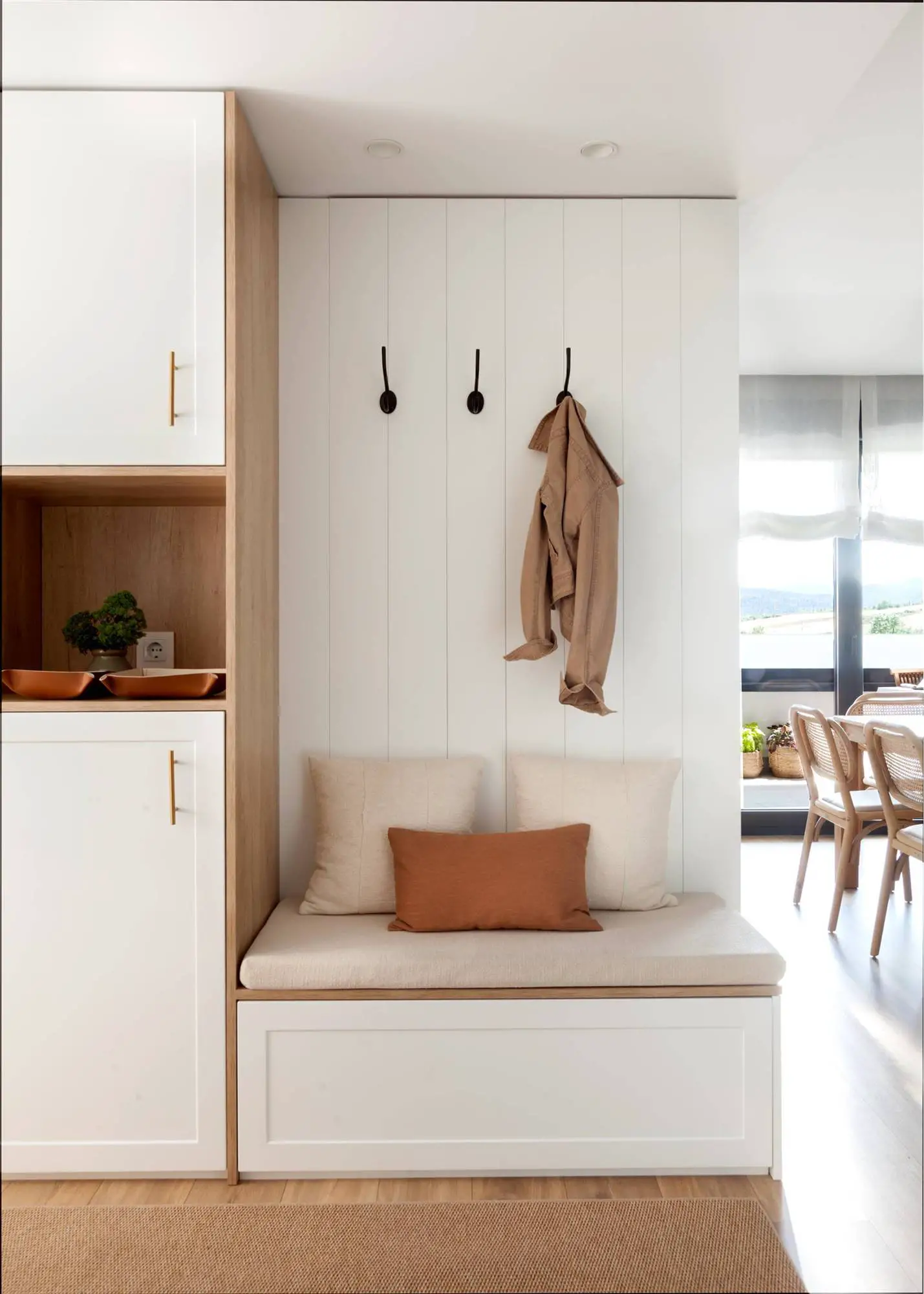 厨房中的一扇天窗,用于一间经过翻新的现代公寓-9