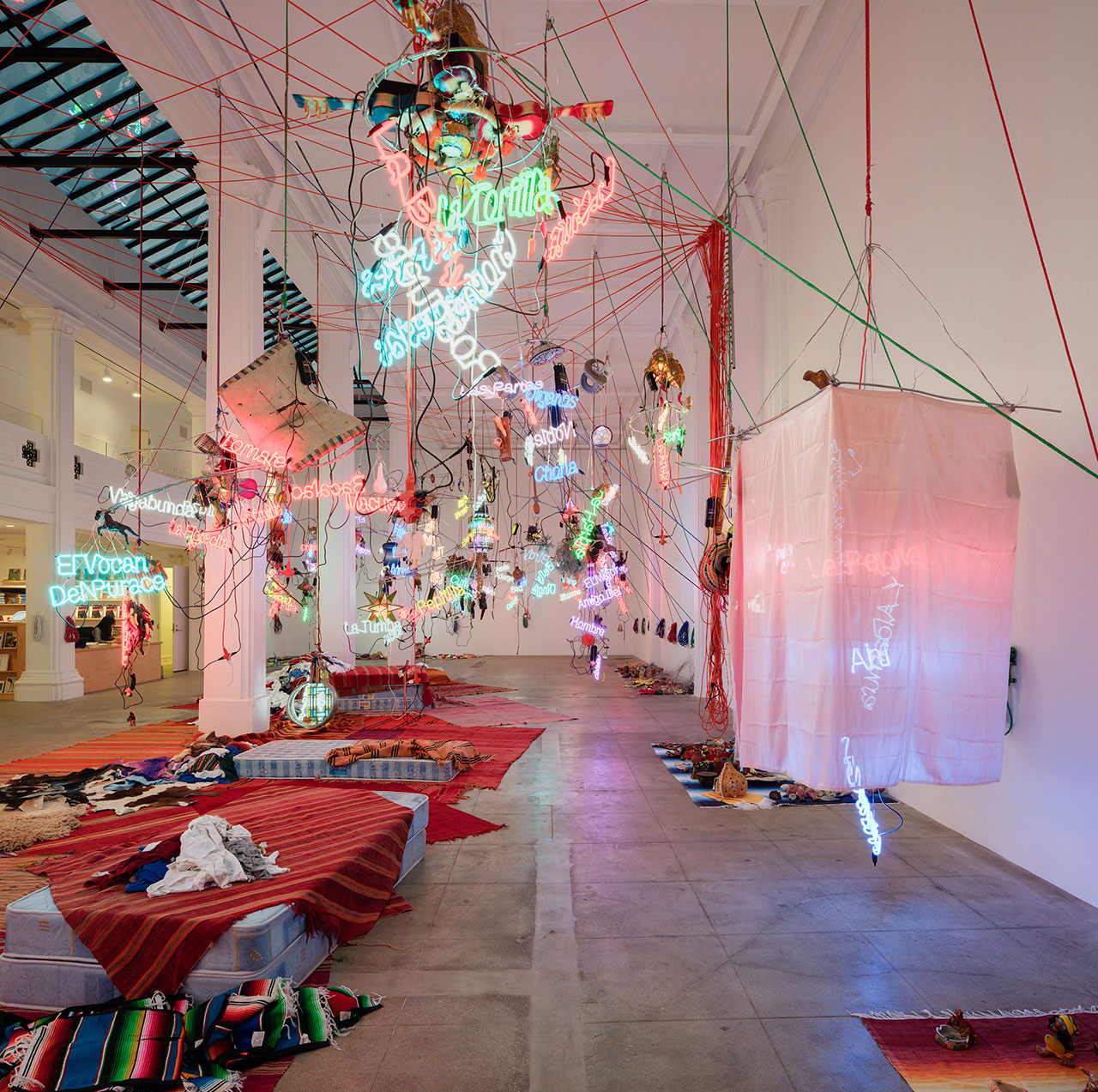 混沌中的诗意的 Jason Rhoades 装置艺术展-13