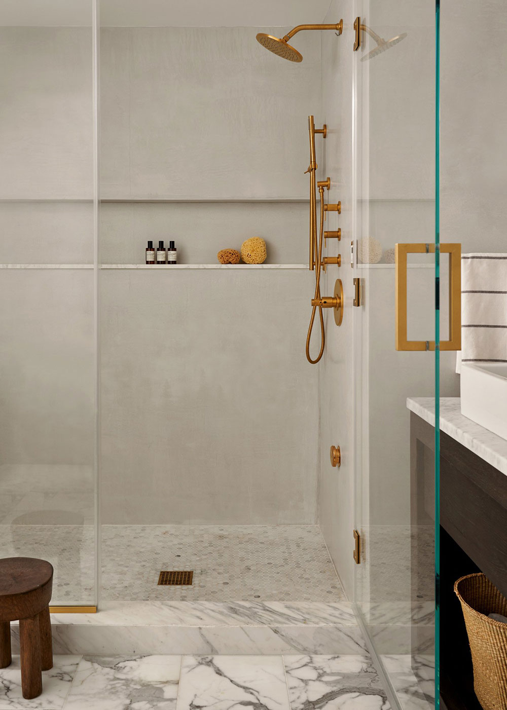 带有黑色细节和精致装饰的温馨现代纽约公寓-13