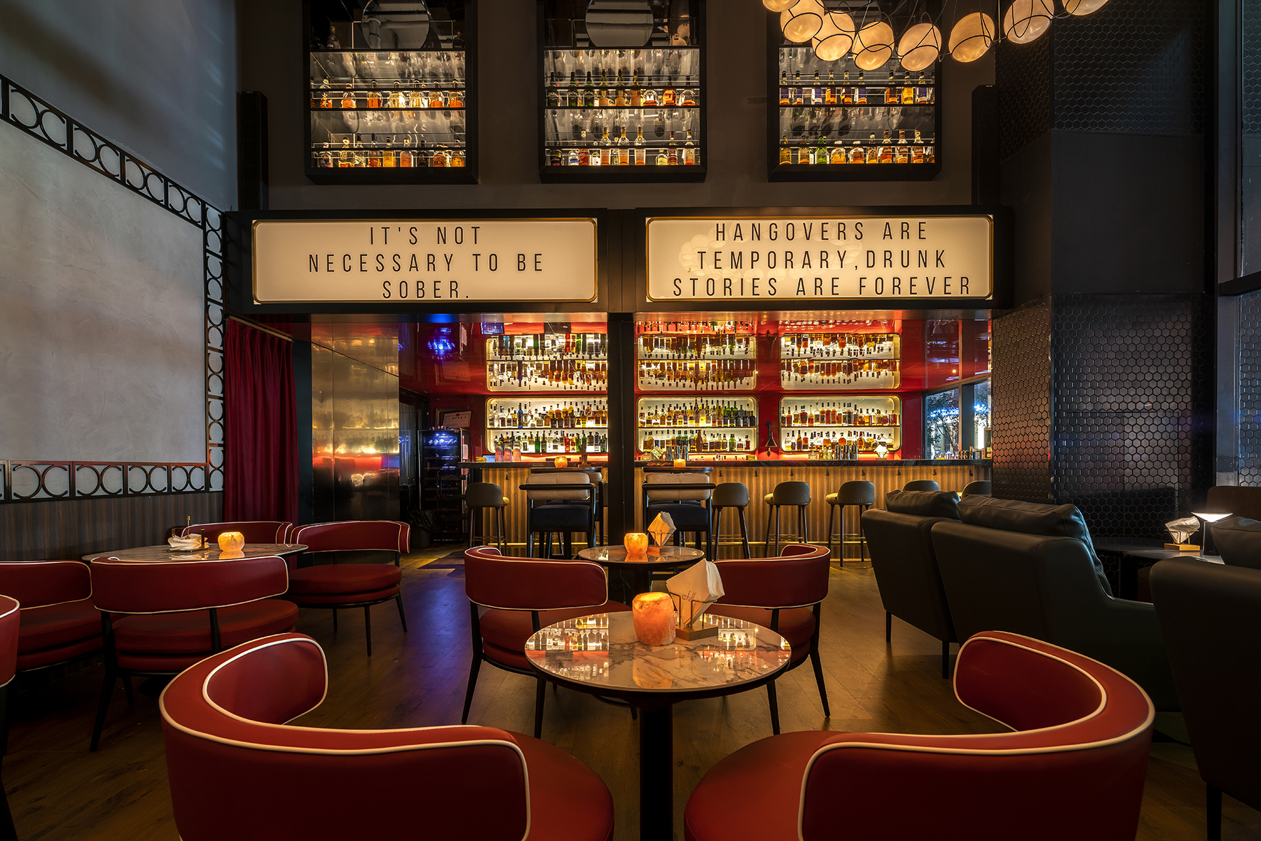 炫目的红 · 酒吧中的私密空间设计-5