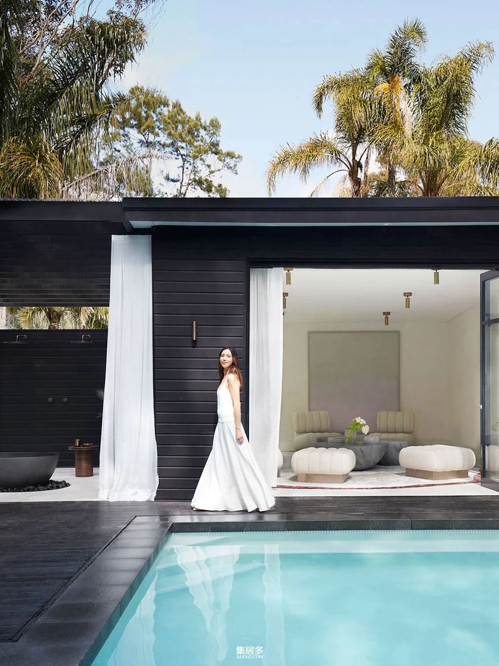 外立面黑色与内饰乳白色调形成鲜明对比的悉尼豪华海滨别墅-12