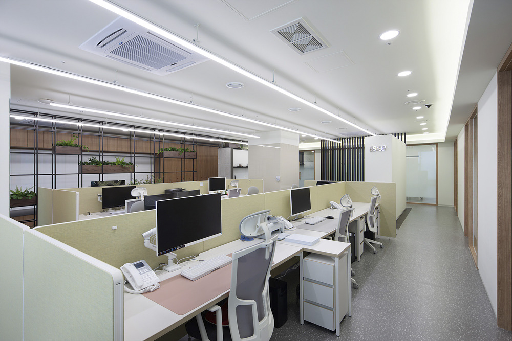 白色调打造 75 平米时尚办公空间-9