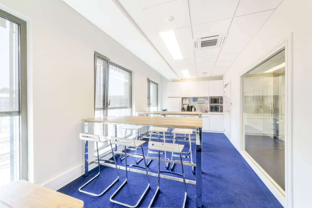 Mulhouse 车站区地标建筑 | DeA 建筑事务所打造的简约商业办公楼-14