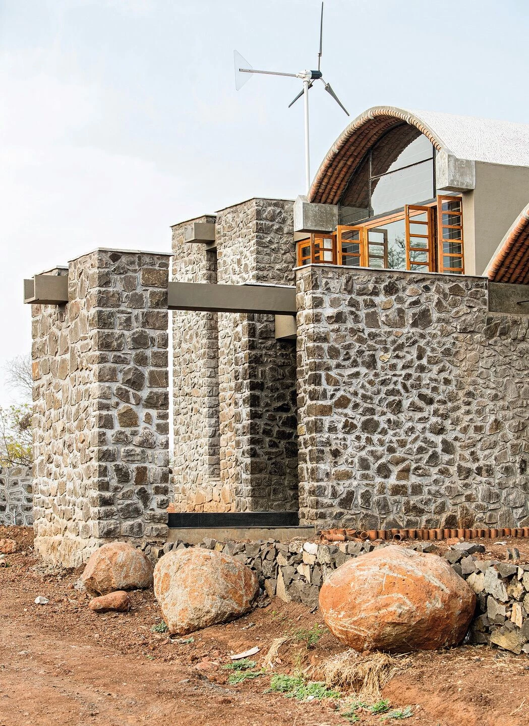 印度 Brahmangarh 地区自然石材与陶土砖和谐共生住宅丨Anupama Kundoo Architects-15