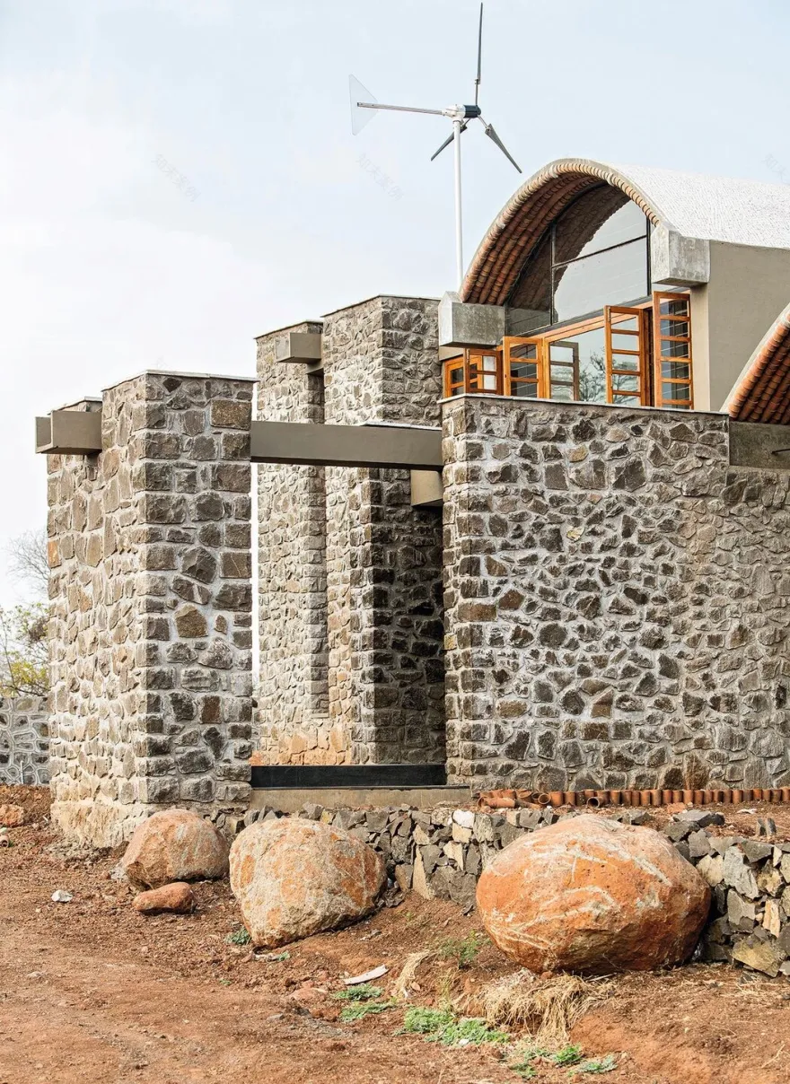 印度 Brahmangarh 地区自然石材与陶土砖和谐共生住宅丨Anupama Kundoo Architects-15
