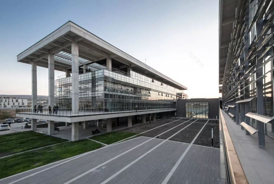 科技园区中的混凝土玻璃建筑-15