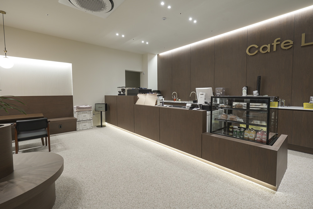 白色与木质，打造 36 平米的极简咖啡厅-3