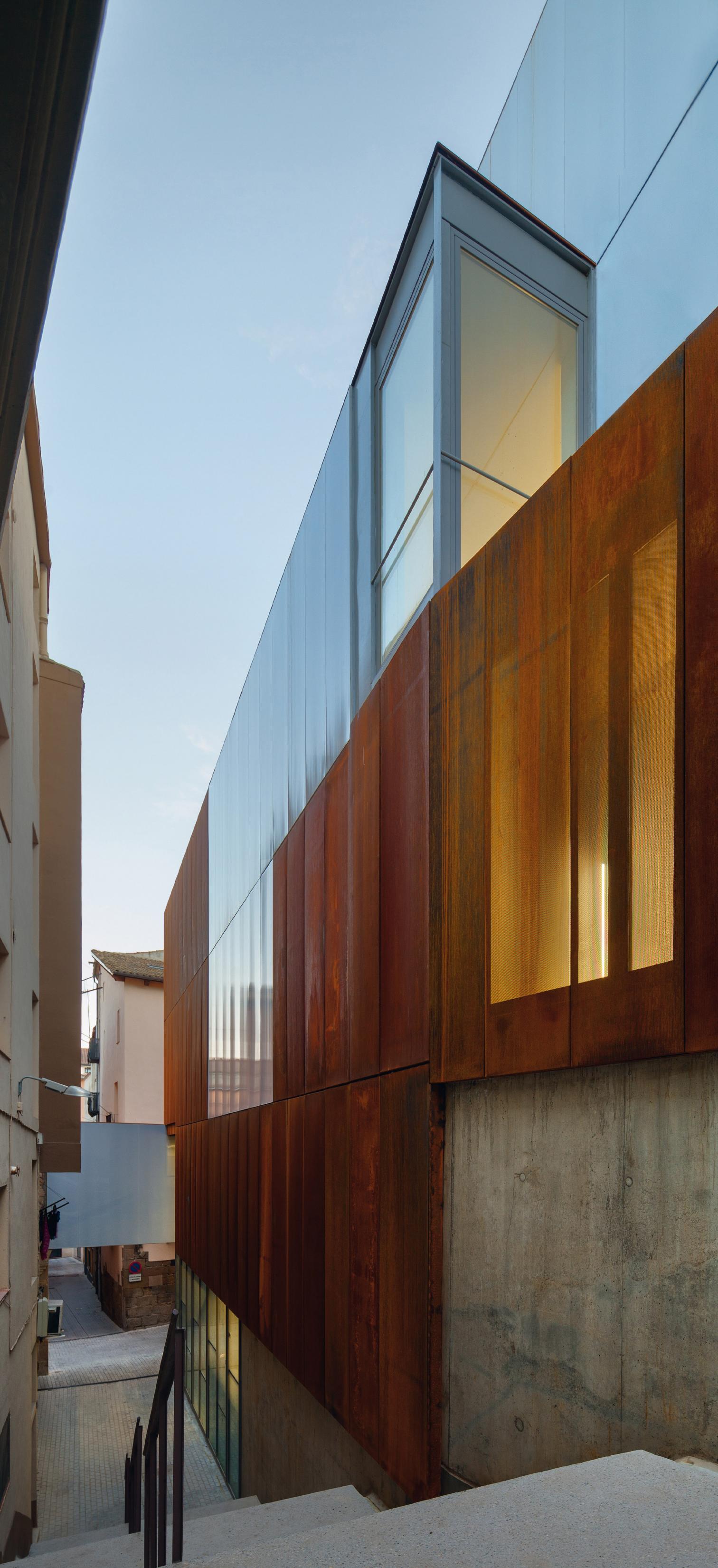 融合历史与功能的巴塞罗那法院设计-15