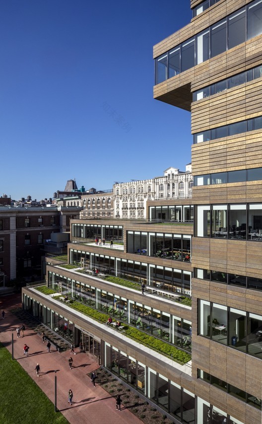 巴纳德学院,米尔斯坦中心 SOM-8