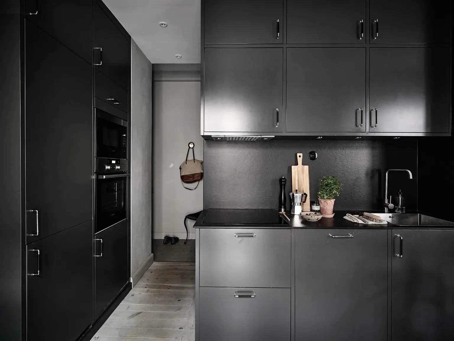 暗调小公寓 | 玻璃墙后的宁静角落-7