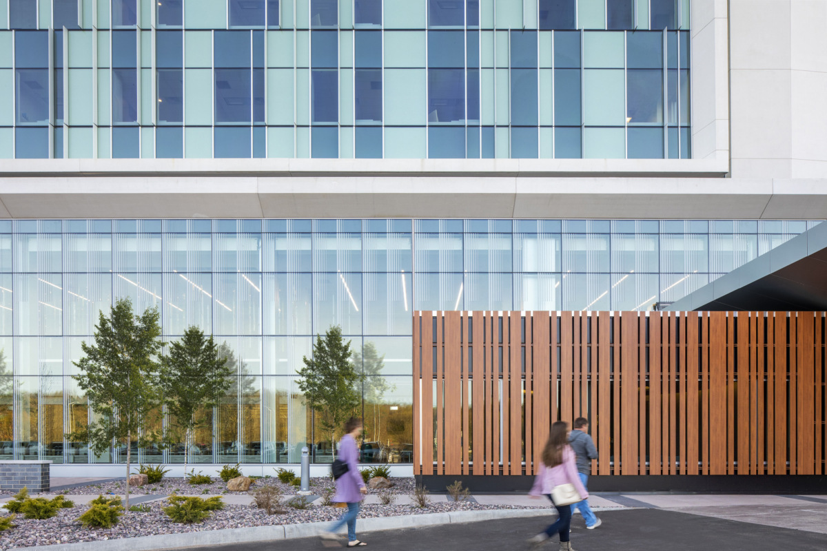 Michigan 雪城中心新建医疗中心，融入自然环境的现代设计-10